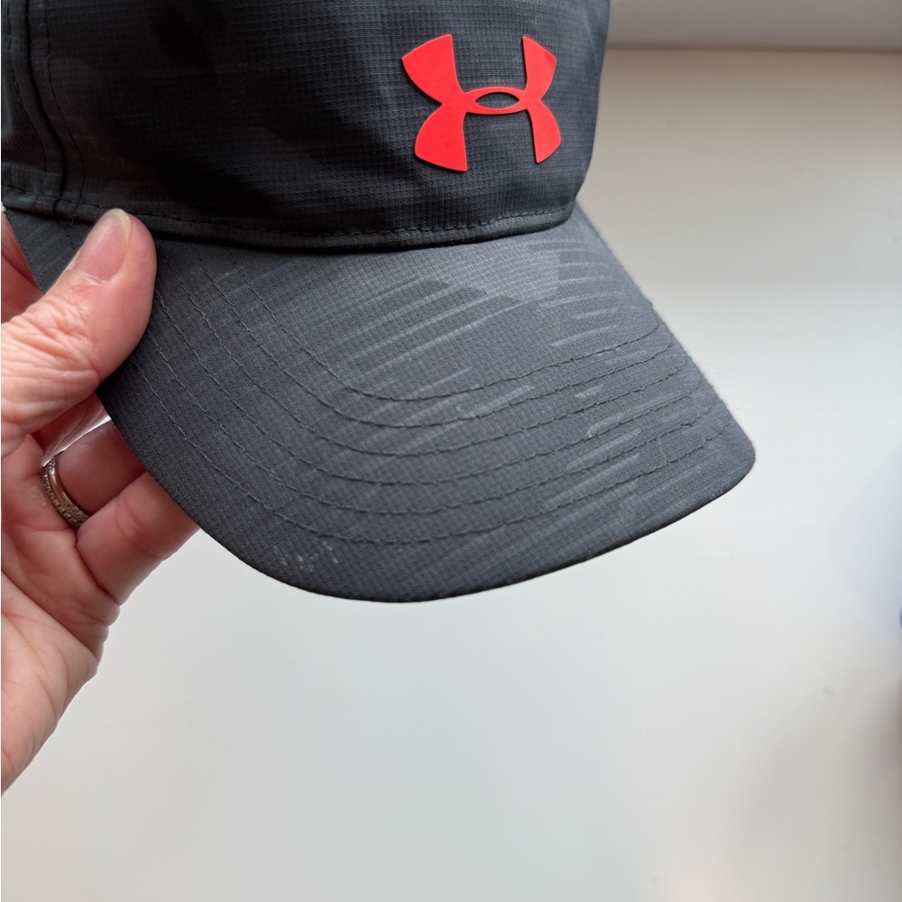 Under Armour Dark Gray Visor with Red/orange Emblem youth Velcro back - Picture 4 of 6
